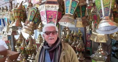 بقاله 70 سنة بيصنع فوانيس رمضان الصاج فى المحلة.. ولسه "عم عتمان" بيعافر "لايف" 