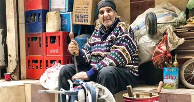 من قلب المعاناة يولد الأمل.. "عادل الفحار" كفيف سبعينى يكافح بتصليح عربات الأطفال فى المنصورة.. فقد بصره فى الستين من عمره.. وبإحساسه ولمساته أكمل عمله فى الشارع ليوفر حياة كريمة لأسرته.. فيديو وصور