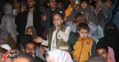 أطفال يتفاعلون مع أغنية كوكب تانى للفنان مدحت صالح بمهرجان أبيدوس بسوهاج.. صور وفيديو