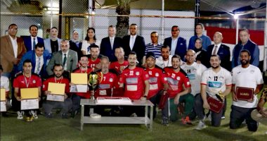 السفير المصرى يكرم منتخب الجالية المصرية بمسقط
