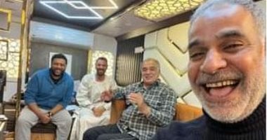 محمود البزاوى يقلد سيلفى فتحى عبد الوهاب بكواليس "جزيرة غمام"