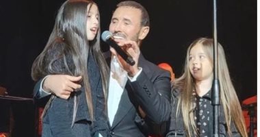 كاظم الساهر يغني مع حفيدتيه لأول مرة.. فيديو