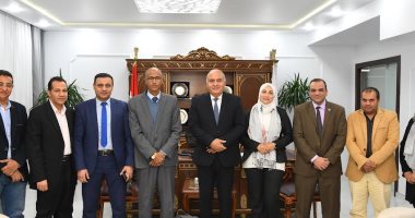 محافظ قنا يستقبل وفد وزارة المالية لمتابعة استكمال تنفيذ برنامج التحول الرقمى