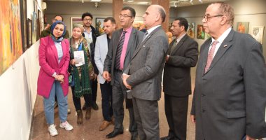 رئيس جامعة الأقصر يفتتح معرض فن تشكيلى بالمؤتمر العلمي لثقافة الشباب والعمال