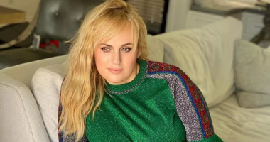 ريبيل ويلسون تقدم حفل الـ BAFTA الـ 75 المقام مساء اليوم