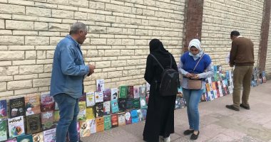 القراءة تنوير للعقول.. سمير 40 سنة فى بيع الكتب على أرصفة طنطا (فيديو)
