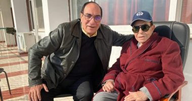 مجدى أحمد على يزور سمير صبرى ويسلمه جائزة أفضل ممثل عن فيلم "2 طلعت حرب"