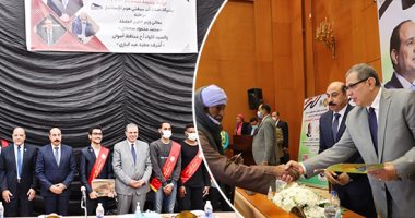 وزير القوى العاملة يختتم جولته فى أسوان بزيارة مشروع الطاقة الشمسية.. سعفان والمحافظ يسلمان 4677 وثيقة تأمين تكافلى للعمالة غير المنتظمة.. الوزير: رفع المستهدفين من الوثائق لـ500 ألف ضمن حياة كريمة.. صور وفيديو
