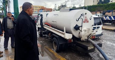 محافظ الإسكندرية يتابع تصريف تراكمات مياه الأمطار ويرفع حالة الطوارئ.. صور