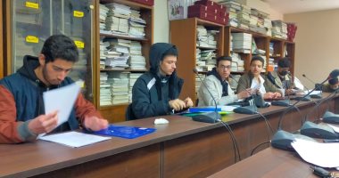 الدولة تفتح ذراعيها لأبنائها العائدين من أوكرانيا.. الهجرة تبدأ تلقى أوراق الطلاب الراغبين فى الدراسة بمصر.. نبيلة مكرم: تسلم وفحص الأوراق يجري بحضور مندوب مجلس الجامعات الخاصة والأهلية.. صور وفيديو