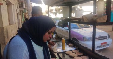 الست الجدعة.. ندى تساعد زوجها فى بيع الأكل البيتى بمحلها الصغير فى قنا