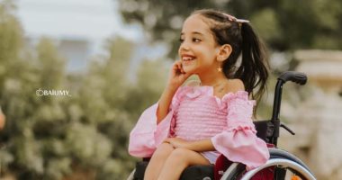 فراشة على الريد كاربت.. ساجدة طفلة عارضة أزياء على كرسى متحرك وتحلم بالعالمية