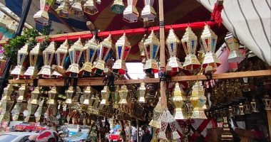 هلت نسماته.. فانوس رمضان يعود للشارع بذكريات الشهر الكريم.. أسعاره تبدأ من 5 جنيهات للميدالية و20 جنيها لـ"الشمعة".. والأحجام الكبيرة يصل ارتفاعها إلى 2.5 متر.. وأشهرها "أبولاد والدلالية والمخمس والبرج".. فيديو