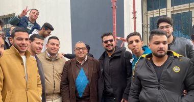 طلاب أحد معاهد المنصورة ينظمون ممرا شرفيا لأستاذهم تقديرا له.. صور