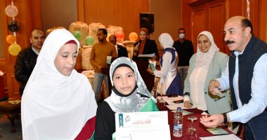 محافظ أسوان يوزع أجهزة منزلية لـ20 عروسا ضمن "حياة كريمة".. صور