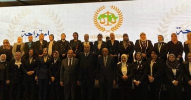 أول مشاركة رسمية.. رئيس مجلس الدولة يشارك القاضيات الجديدات بصور تذكارية