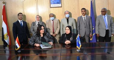 حياة كريمة.. محافظة أسوان توقع 5 عقود لتمويل 2500 أسرة بـ68 مليون جنيه
