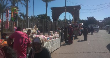 مدد يا سيدى عبد الرحيم يا قناوى.. شاهد توافد الباعة والزوار على المسجد رغم إلغاء المولد