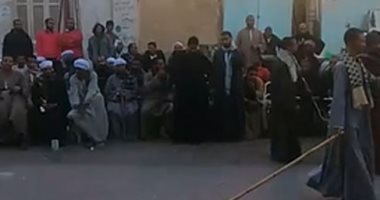 بالطبل والمزمار ولعب العصا.. أهالى قنا يحتفلون بمولد عبد الرحيم القنائى.. فيديو