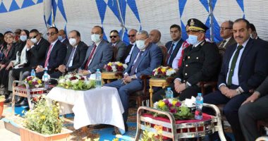محافظ المنيا يشهد طابور العرض لمديريات الخدمات والوحدات احتفالا بالعيد القومى 103