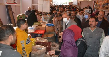 محافظ القليوبية يتفقد معارض مبادرة الشباب للحد من الغلاء ببنها وطوخ