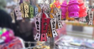 وحوى يا وحوى.. فوانيس رمضان تزين السوق السياحى بأسوان.. فيديو وصور