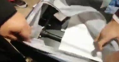 ضبط راكب بمطار القاهرة حاول تهريب نقد أجنبى داخل حقيبة وأحذية.. صور