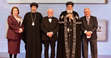 منح جائزة "البابا شنوده الثالث للحكمة والتعاطف" لرئيس مركز القاهرة لأمراض الكلى.. صور