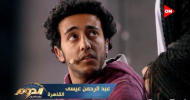عبد الرحمن عيسى على كرسى متحرك فى مشهد تمثيلى ببرنامج "الدوم".. فيديو