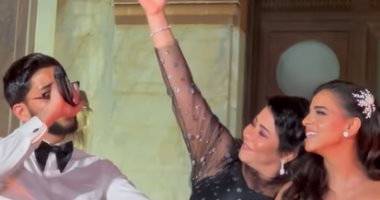 شيرين عبد الوهاب تغنى "على بالى" فى فرح أحد محبيها بقصر البارون