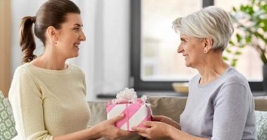 إتيكيت تقديم الهدايا للحماة فى عيد الأم.. عشان تحبك وتكسبى قلبها