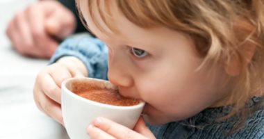 لماذا يعد تقديم الشاي أو القهوة ضاراً بصحة الأطفال؟