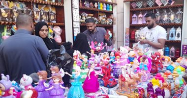 وحوى يا وحوى.. فانوس رمضان يزين أسوان على كل شكل ولون.. بائع: الأسواق تنتعش بالأنواع الجديدة والأشكال المختلفة.. الأسعار تبدأ من 25 جنيهًا.. والصناعة المحلية تغطى على المستورد.. فيديو وصور