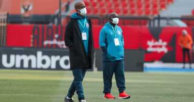 موسيمانى ومساعدوه يعاينون أرضية ملعب الأهلى والمريخ بدورى الأبطال.. صور
