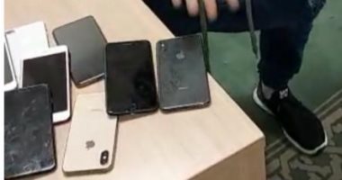 جمارك مطار القاهرة تضبط راكبين حاولا تهريب موبايلات أسفل ملابسهما