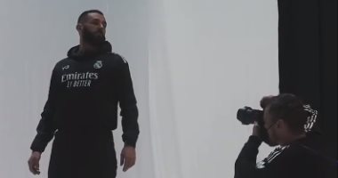 كريم بنزيما يتحول لـ عارض أزياء للترويج لخط ملابس ريال مدريد الجديد.. فيديو