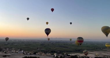 سماء الأقصر تشهد تحليق 40 رحلة بالون تقل عشرات السياح من حول العالم.. صور