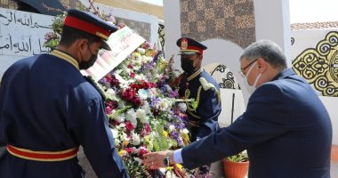 محافظ المنيا يضع إكليل الزهور على النصب التذكارى بمناسبة العيد القومى 