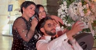 العريس الفرفوش رزق.. شيرين تغنى مع عروسين على سلم قصر البارون.. فيديو