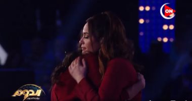 هند صبرى تحتضن المتسابقة آية زيد فى برنامج الدوم لهذا السبب.. فيديو
