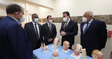 وزير التعليم العالى يفتتح مبنى كلية الطب البشرى بجامعة الوادى الجديد