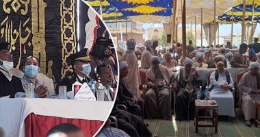 "القودة" تقضى على الثأر وتنهى خصومة بين عائلتين فى أسوان.. "السلامية والغربياب" يتبادلون المصافحة بعد قبول الكفن فى قرية بلانة بحضور 3 آلاف مواطن.. وتقديم دروع التسامح لتحقيق مبادرة "صعيد بلا ثأر".. صور وفيديو
