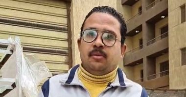 "بائع العيش" الذى ناقشه الرئيس السيسى يكشف لأول مرة تفاصيل حواره مع الرئيس: مكنتش مصدق نفسي إنى بكلم رئيس الجمهورية.. ويؤكد: الريس حد شبهنا كأنه والدى وبيكلمني.. وببيع العيش بـ50 قرش ومليش دعوة بارتفاع الأسعار