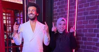 شقيقة محمد صلاح فى ظهور نادر مع تمثاله بمتحف مدام توسو "صور"
