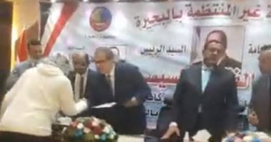 حياة كريمة.. محافظ البحيرة ووزير القوى العاملة يسلمان 5569 وثيقة تأمين للعاملة غير المنتظمة.. و40 عقد عمل لـ"قادرون باختلاف".. ومحمد سعفان: الوثيقة تحميهم من المخاطر وتوفير حياة كريمة لهم ولأسرهم.. فيديو وصور