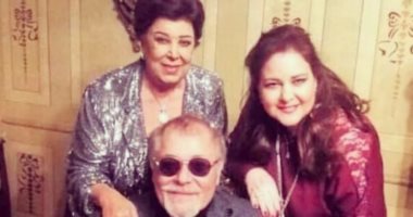 صورة قديمة تجمع دلال ومحمود عبد العزيز ورجاء الجداوى