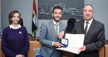 محافظ الإسكندرية يكرم أساتذة وطلاب قسم الجغرافيا ونظم المعلومات بكلية الآداب