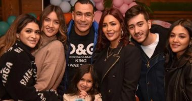 عصام الحضرى ينشر صورة مع عائلته.. ويعلق: "حياتى × صورة"