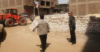 مدينة الأقصر تزيل 5 مخالفات بناء بدون ترخيص بمساحة 540 مترا مربعا.. صور