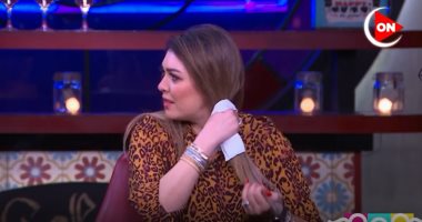 شريهان أبو الحسن وهيدى كرم تجريان تجربة للتخلص من شحنات كهربائية "في الشعر"